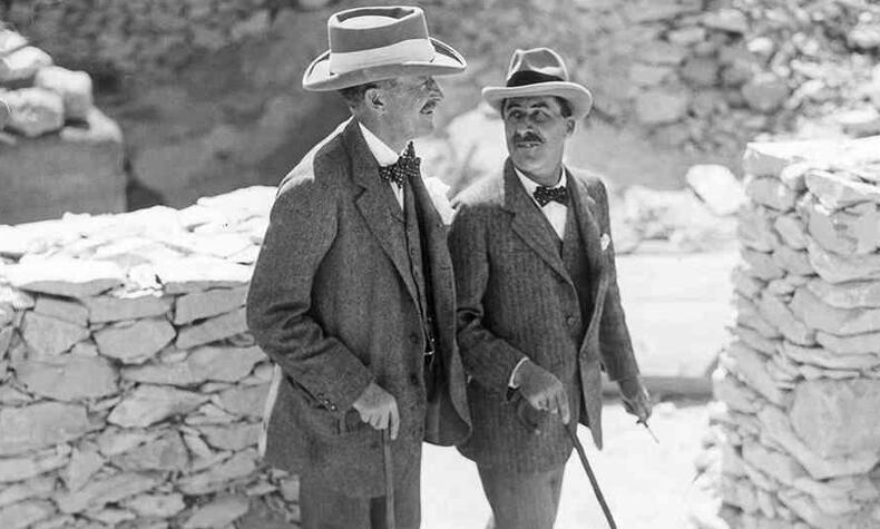 In 1907, Howard Carter began working for Lord Carnarvon, a nobleman and keen archaeological enthusiast, as supervisor of the excavations at Deir el-Bahari, near Thebes. howard carter and lord carnarvon.