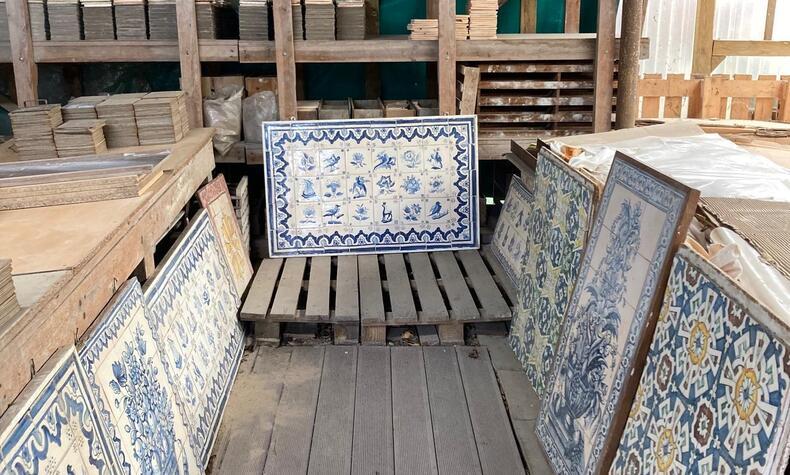 The typical blue color of Portuguese tiles is obtained through cobalt pigment. azulejos azeitao factory