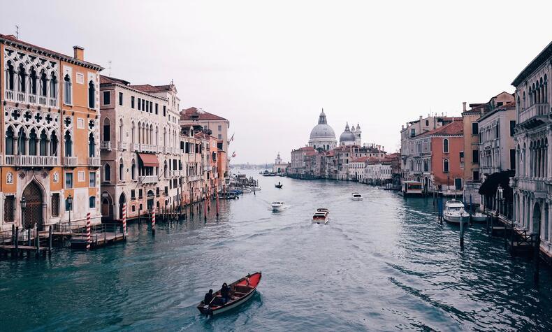 Only the nobles and the wealthiest families of the city could enjoy the privilege of a "palazzo" overlooking the Grand Canal. palaces grand canal venezia
