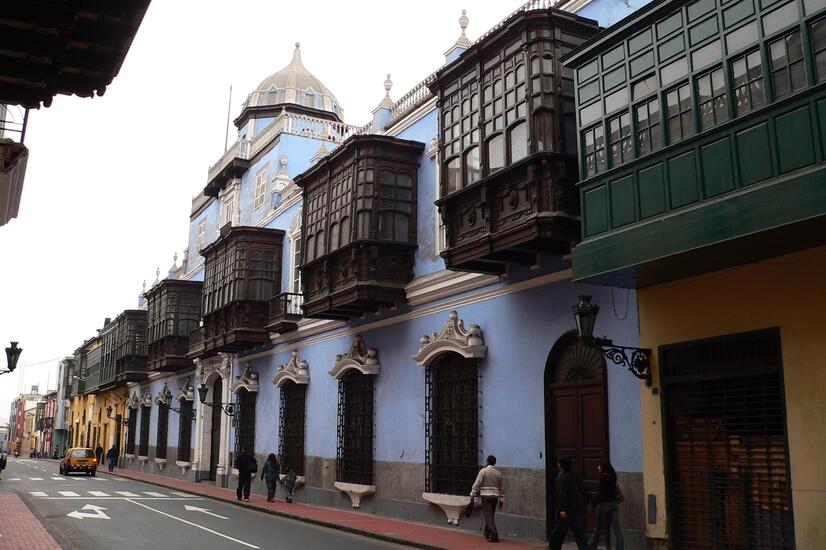 The characteristic closed balconies of the houses in the historic center of Lima. Photo: Manuel G. Olaechea. luxury travel peru lima
