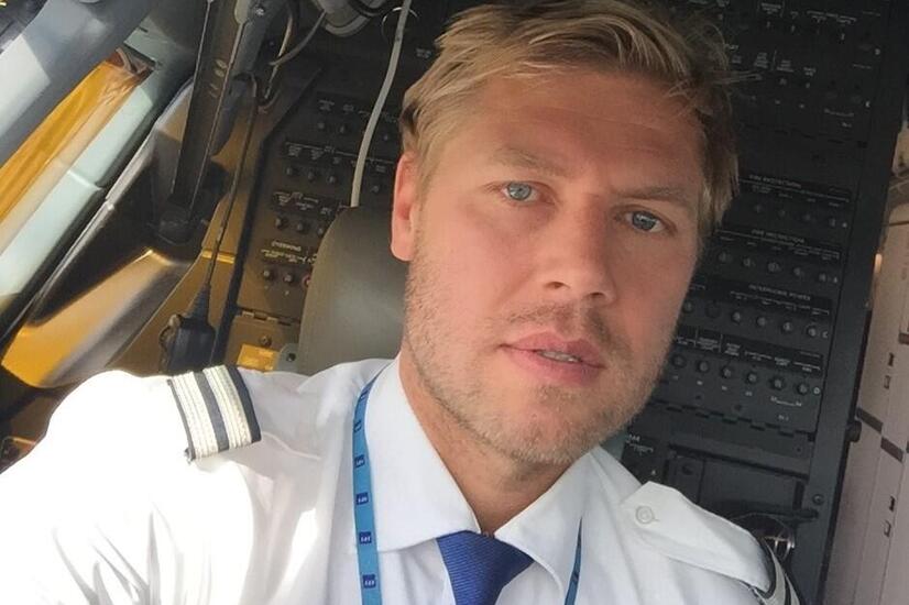Carl-Oscar Lawaczeck, aboard one of the Boeing 737s he flew for SAS. Carl-Oscar Lawaczeck pilot oceansky airships