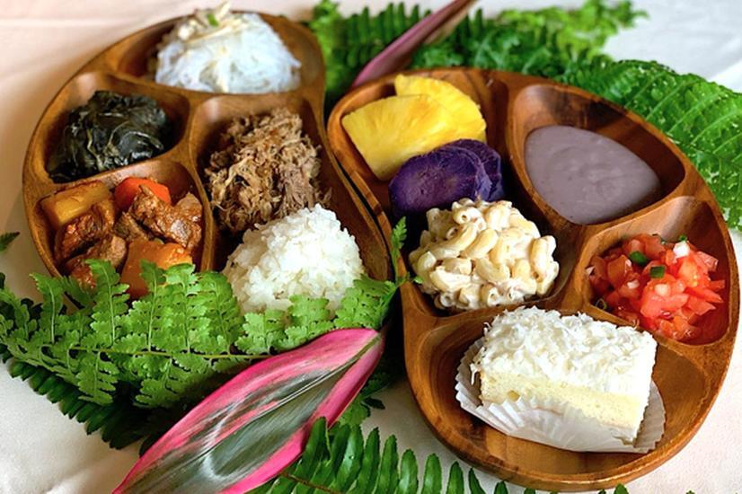 "Luau" is a traditional celebration that combines the typical gastronomy of the island with popular dances. hawaii luau poke gastronomy