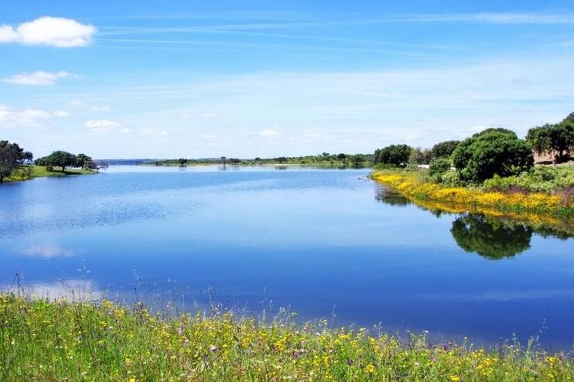 alqueva alentejo reservoir