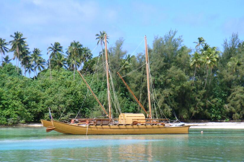 The Marumaru Atua, the vaka boat typical of the ancient inhabitants of the Cook Islands. marumaru atoa cook islands