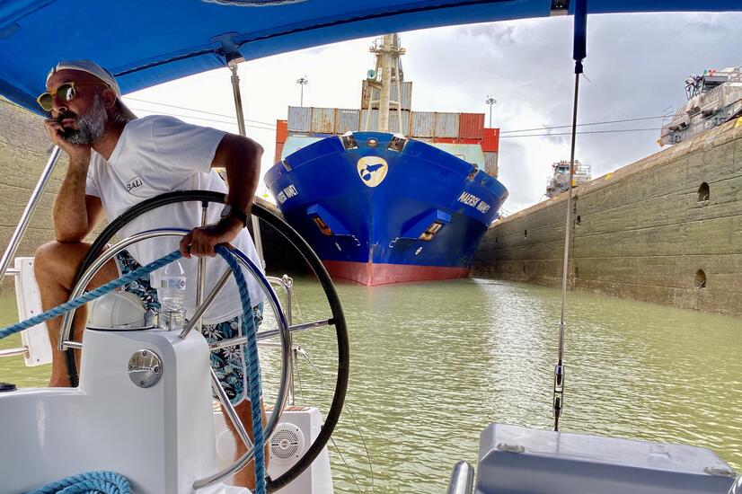 One of the most exclusive ways to discover this strategic point of the planet is aboard a private yacht from where you can see the immensity of the cargo ships that cross the canal every day. Photo: Juan Vasconez. One of the most exclusive ways to discover this strategic point of the planet is aboard a private yacht from where you can see the immensity of the cargo ships that cross the canal every day. Photo: Juan Vasconez