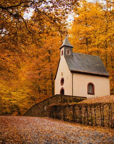 Strolling through the Rhineland forests allows you to discover hidden treasures such as this small church. trip rhineland autumn germany