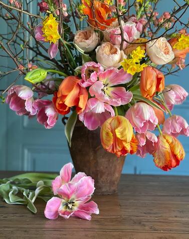 Sally Hambleton's bouquet style conveys the naturalness of wildflowers in the English countryside sally hambleton design flowers luxury madrid