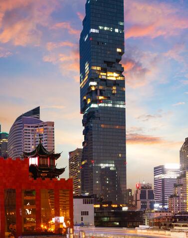 The Mahana Khon Cube building, an icon of contemporary architecture. This does not appear to be a common phrase or expression in Spanish. It may be a name or a phrase in a different language. If you can provide more context or details, I will be happy to help you translate it.