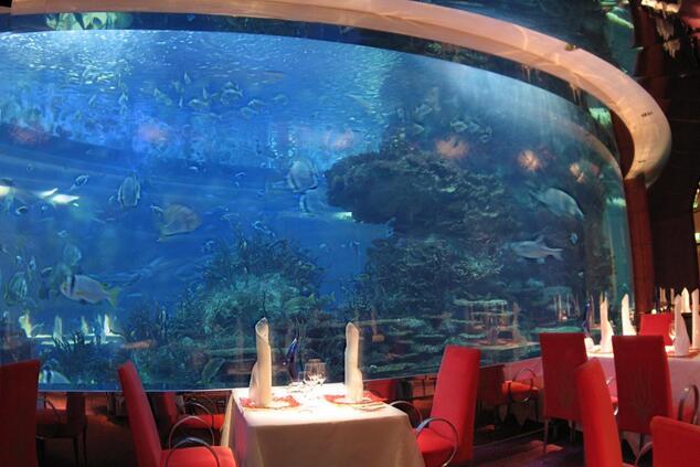The Al Mahara restaurant is surrounded by a gigantic aquarium with a capacity of 900,000 liters. luxury underwater restaurant al mahara dubai