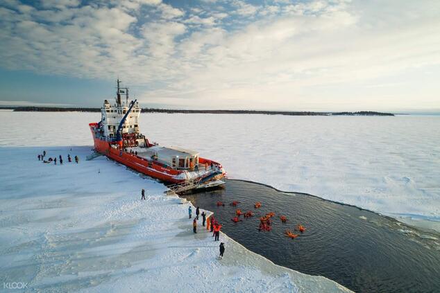 As it passes through the ice covering the Gulf of Bothnia, the icebreaker creates a natural pool of water, allowing bathing in thermal suits. luxury cruise rovaniemi icebreaker