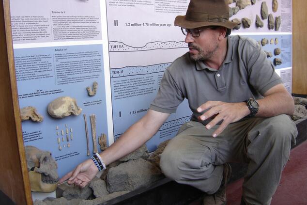 The naturalist at the Oldupai museum in Tanzania. Photo: Jordi Serrallonga Archive. Jordi Serrallonga, archaeologist and naturalist