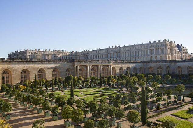 Located to the west of the Palace, the gardens cover a total of 800 hectares. palace versailles gardens