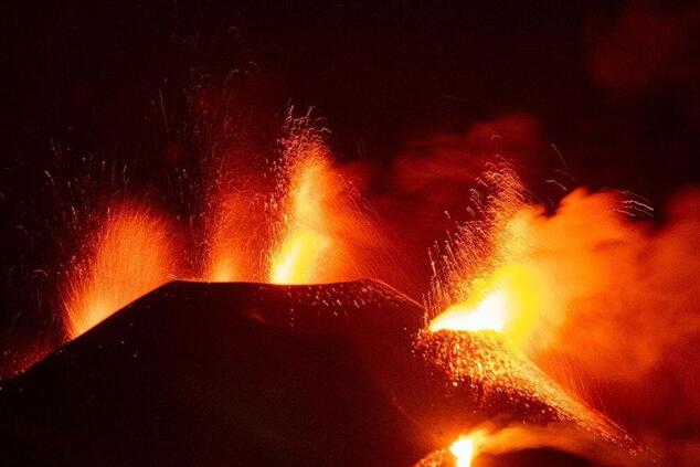 There are about a hundred volcanoes in Spain, half of which are in the Canary Islands, such as Cumbre Vieja de la Palma, the last to erupt in 2021. cumbre vieja la palma volcano