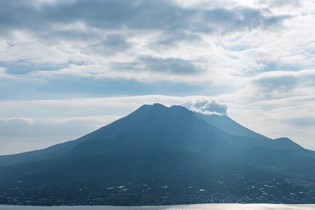 Until 1914, Sakurajima was an island, but due to a large eruption, the huge amount of lava it released solidified and joined the island with the Ōsumi Peninsula. sakurajima volcano japan