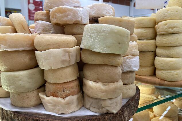 setúbal market cheeses.