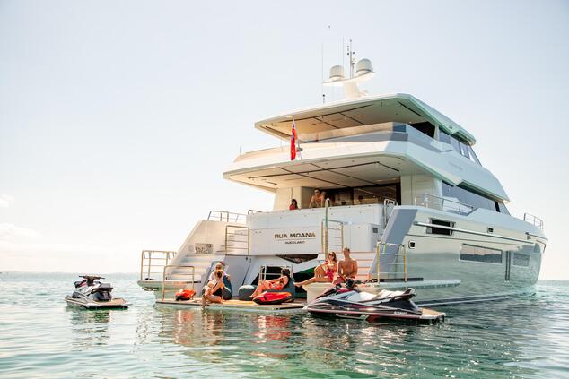 The experience on board the yacht allows you to practice different water activities. luxury travel new zealand cruise