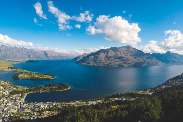 Queenstown, on the shores of Lake Wakatipu, is known for adventure sports and is also a base for exploring vineyards and historic mining towns. qeenstown trip new zealand