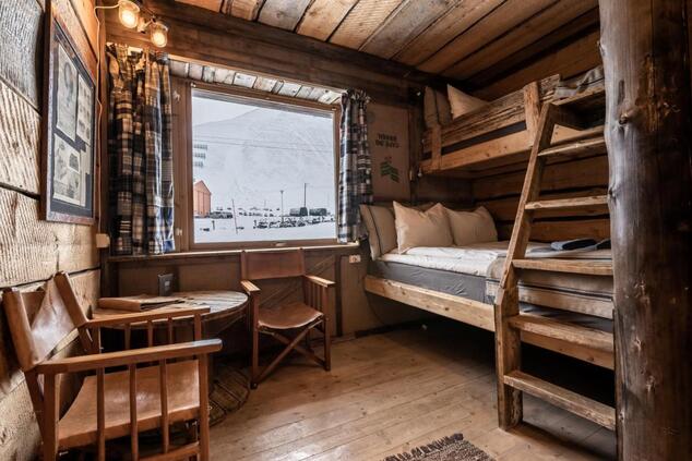 basecamp hotel svalbard.