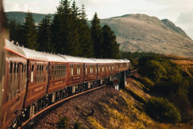 The Royal Scotsman travels through the Scottish Highlands between moors, hills and lochs.