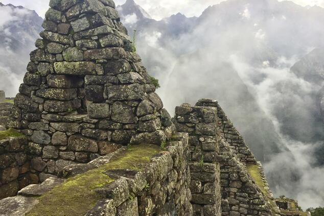 The Inca Trail consists of 43 kilometers of road through forests, with millenary steps and breathtaking views. Luxury travel Peru Machu Picchu inca trail