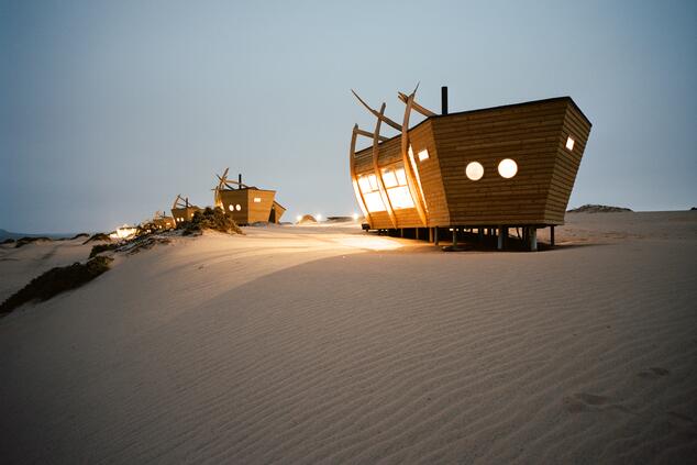 Hotel Barco Costa Esqueletos Shipwreck lodge. Safari Namibia.