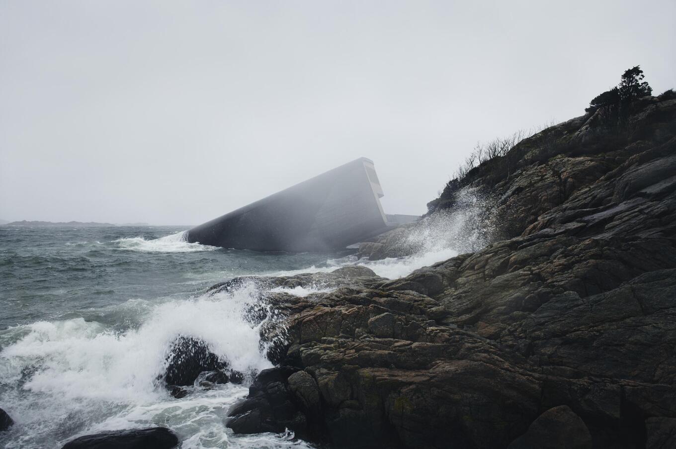Extreme weather conditions characterize the environment of the Under restaurant. Photo: Ivar Kvaal. underwater restaurant under norway