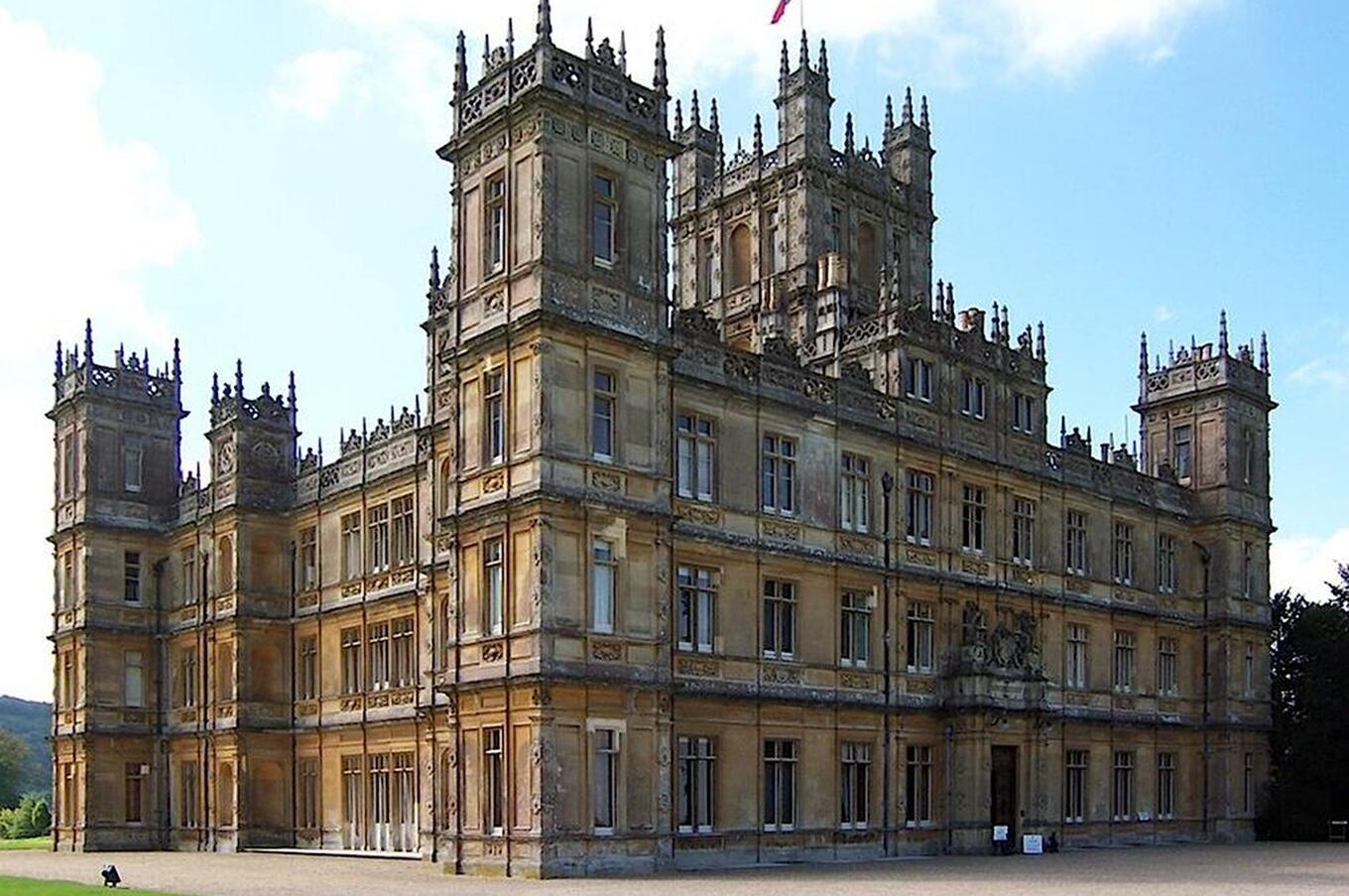 The Carnarvon family has lived in Highclere Castle since 1847. Today, some of its more than 300 rooms can be visited and it is the filming location for the series "Downton Abbey". highclere castle.