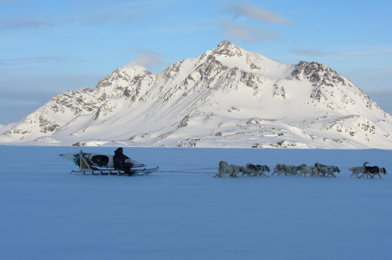 Dog sledding on the west coast of Greenland. Photo: Francesc Bailón. francesc bailón greenland.