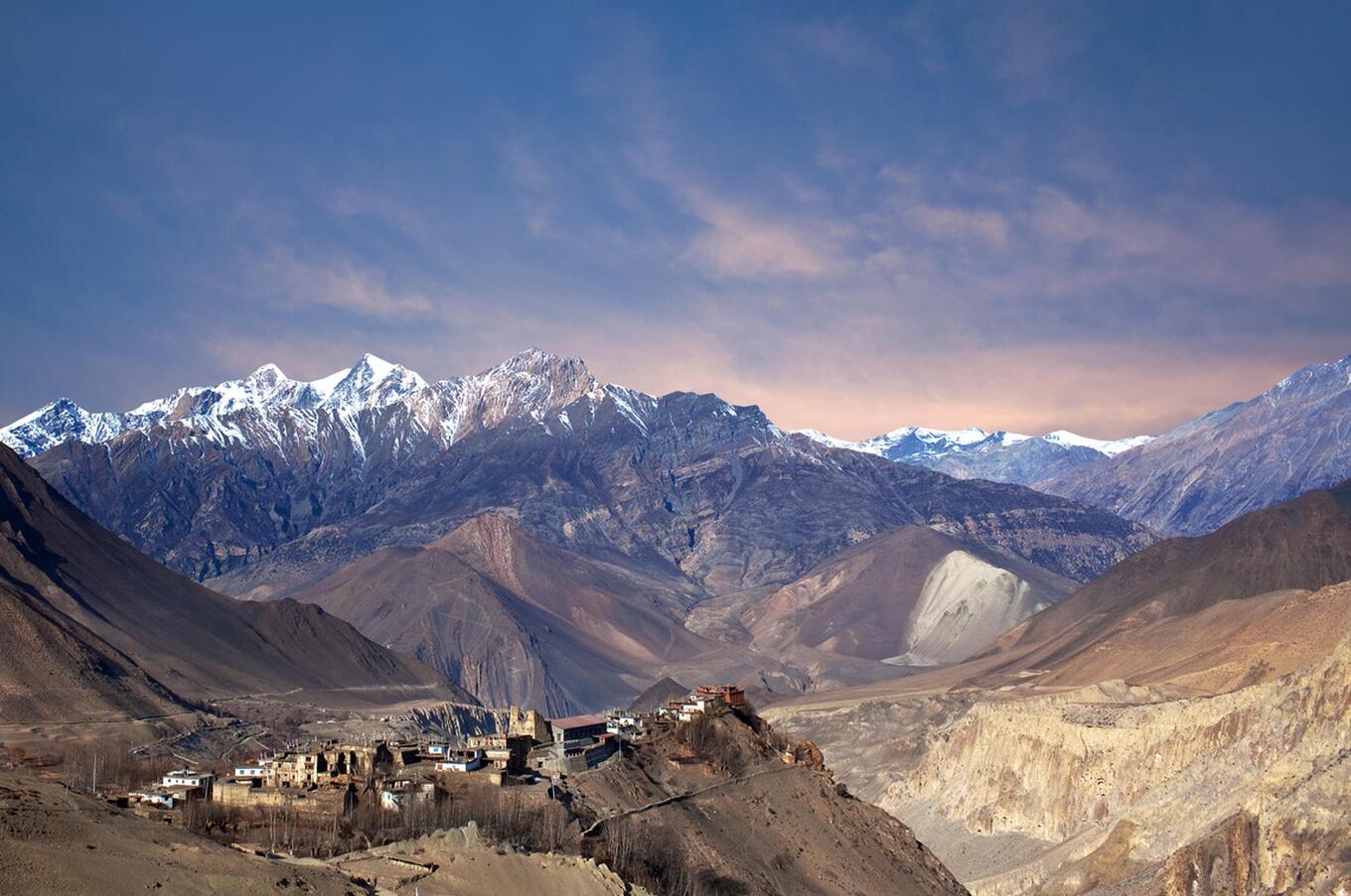 The village of Jarkot, at an altitude of 1,445 meters, with the imposing Annapurna in the background. Annapurna in mustang nepal
