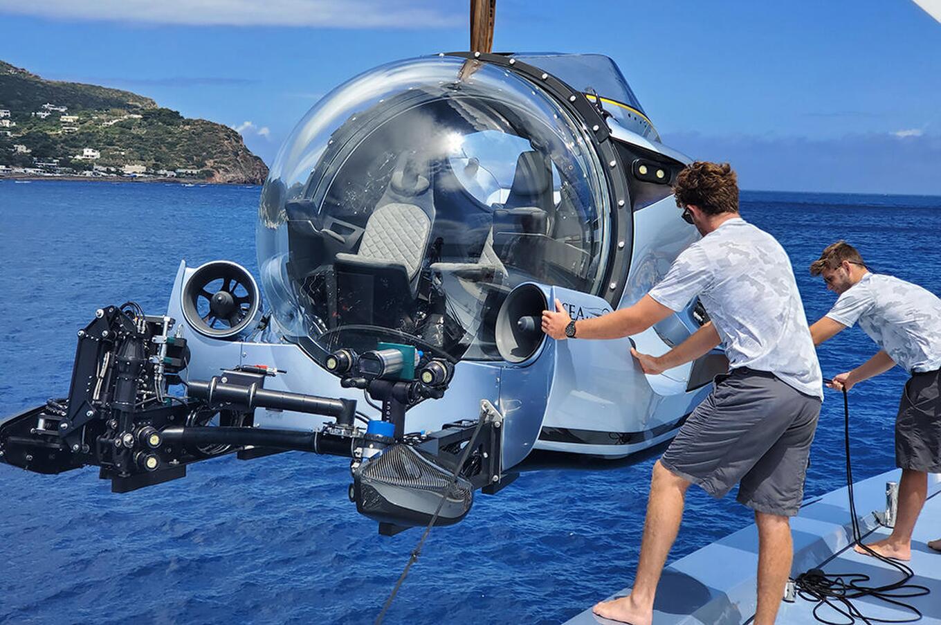 Autonomous underwater safari submersible