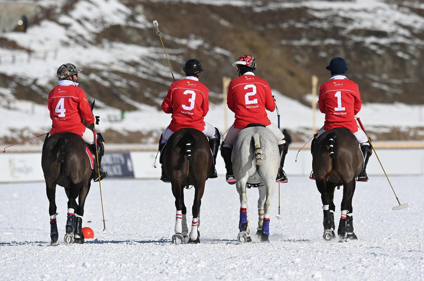 A polo team is composed of four players. They can be mixed, with men and women. The owner of the team is usually one of the players. Cartier snow polo players