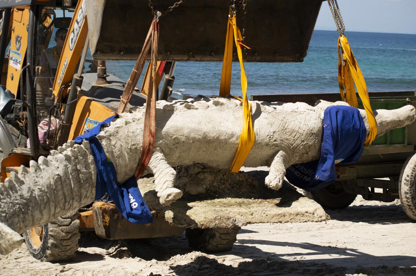 Installation of one of the sculptures in the underwater museum.