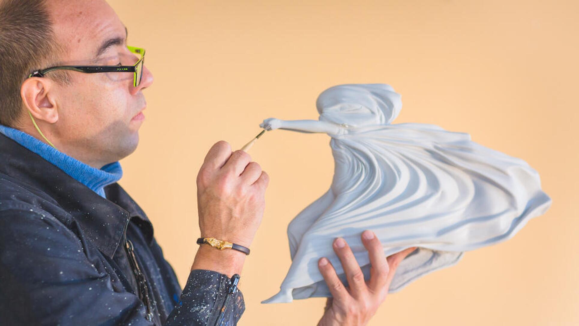 Lorenzo Quinn sculpture