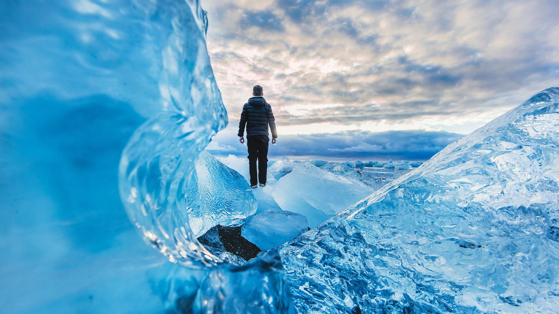 Iceberg in the Jökulsárlón lagoon. Photo by Joshua Earle on Unsplash.