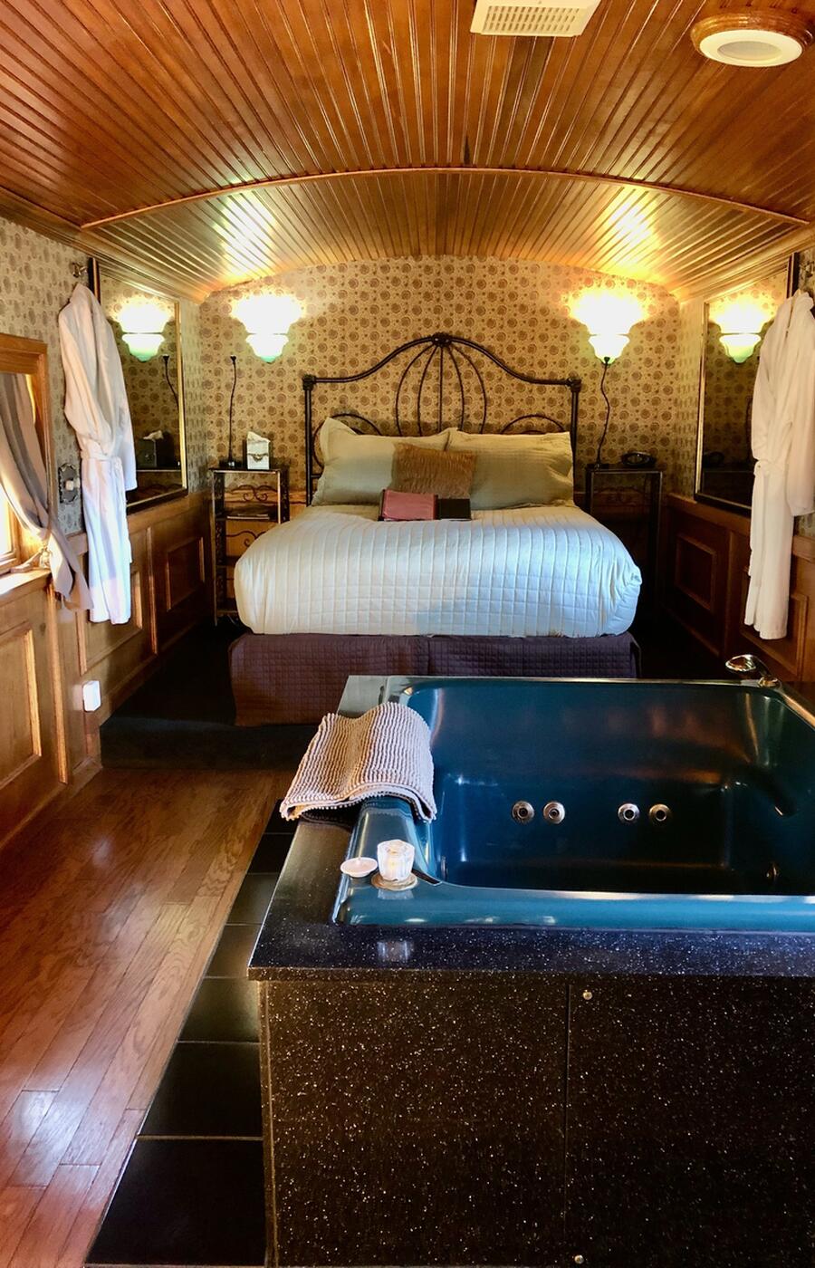 Jacuzzi and themed rooms. Photo room Featherbed railroad hotel