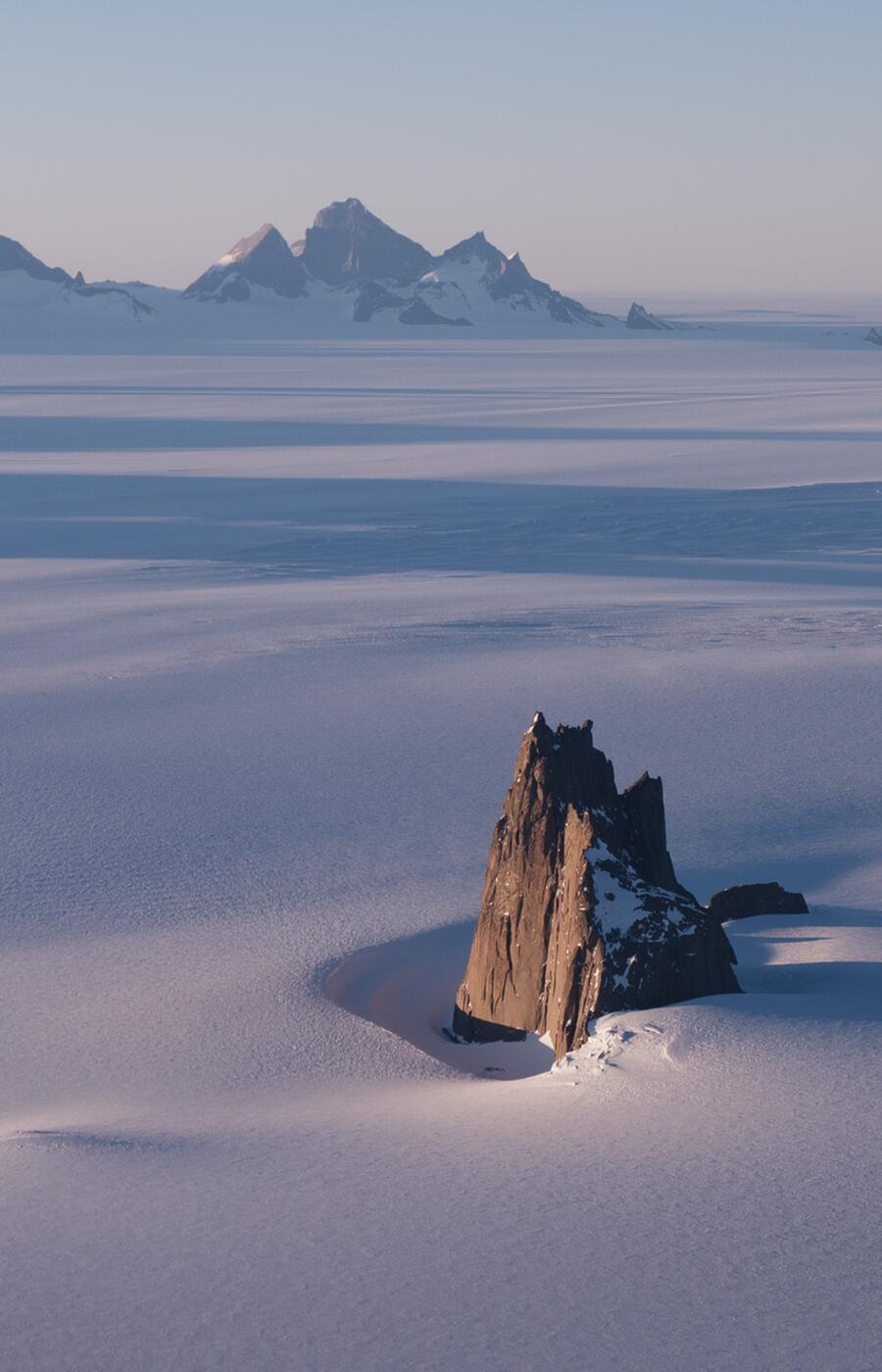 The average altitude in Antarctica is 2,500 meters. During the crossing you have to cross the mountain range in the center of the polar continent. White Desert Antartica
